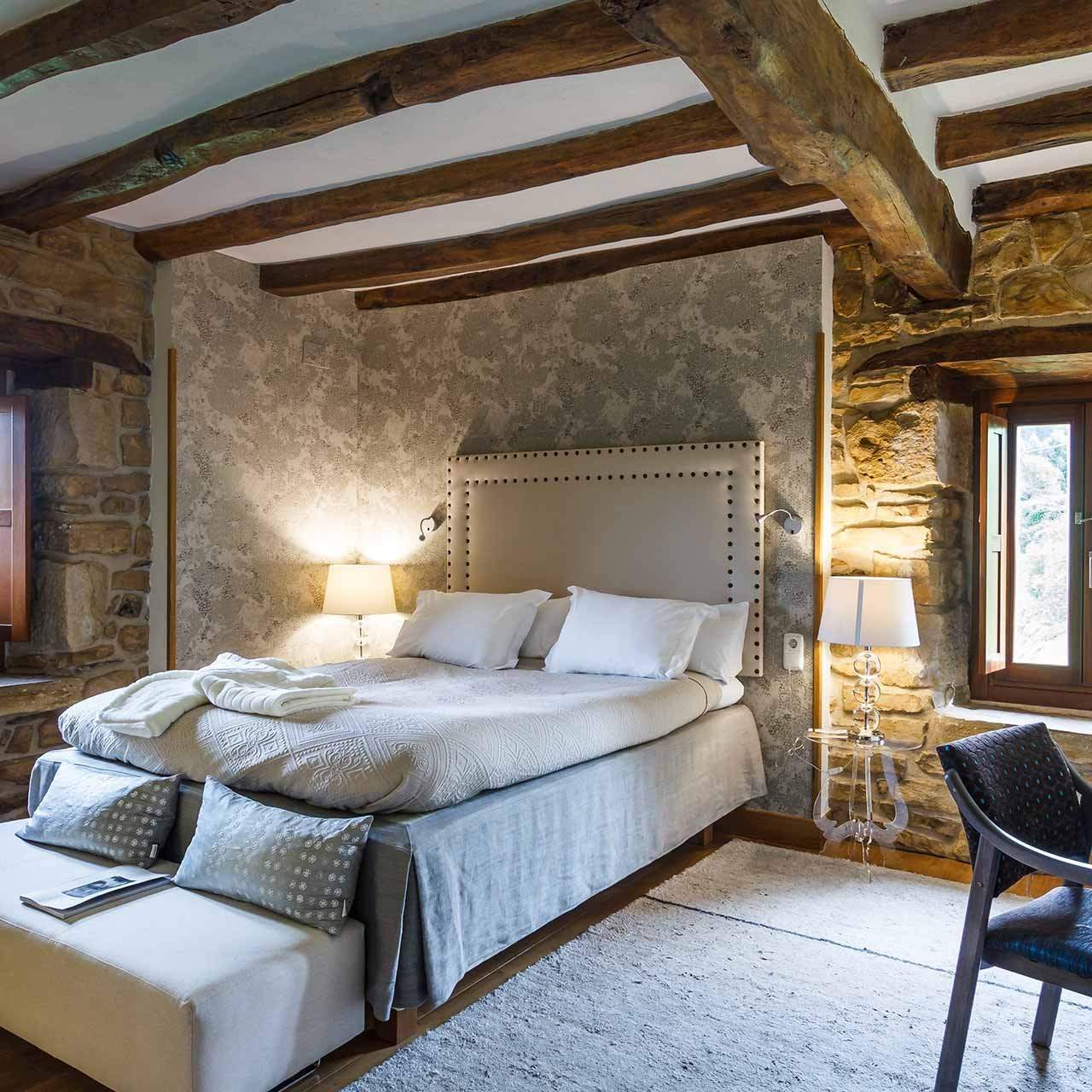 Country style bedroom interiors with warmth and comfort for country charm